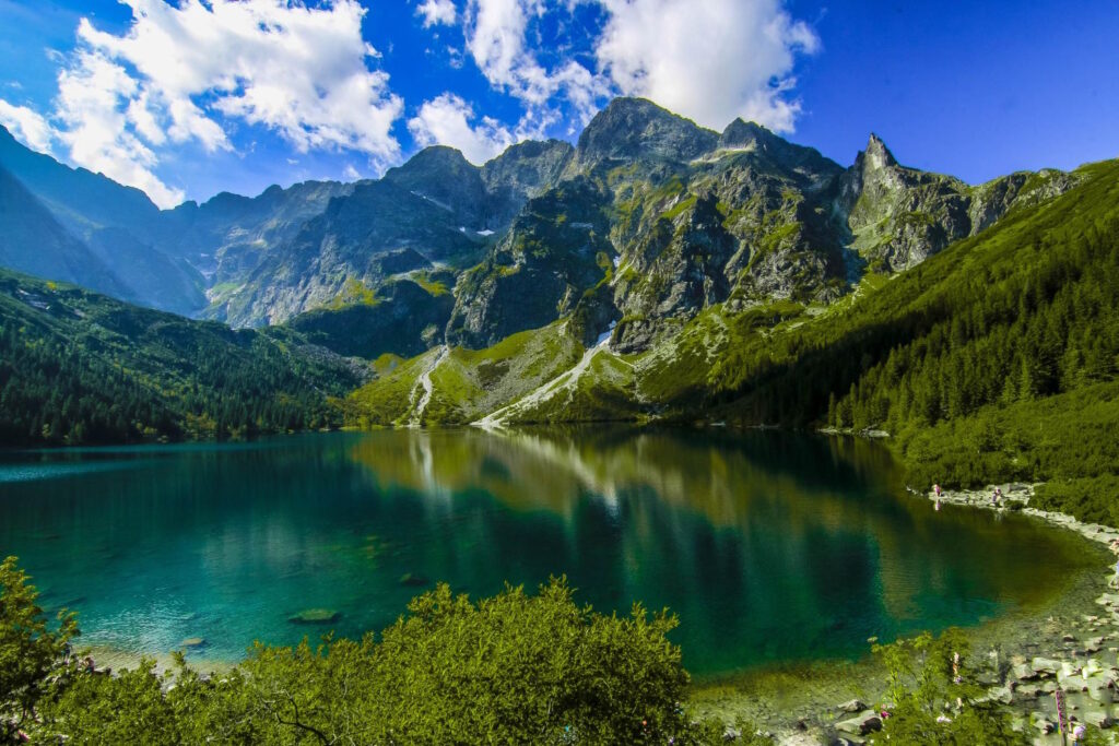 Ubezpieczenie górskie zabezpiecza przed niespodziewanymi wydatkami i chroni zdrowie oraz mienie turystów pieszych, alpinistów oraz himalaistów.